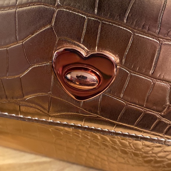💕🌟Sondra Roberts Crocodile Textured Crossbody, Metallic Rose Gold - Picture 6 of 16